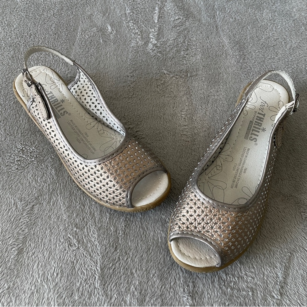 Tender Tootsies Comfortable Silver Peep-Toe Sandals – Women’s Size 7M